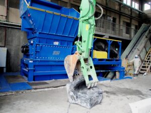 OTRタイヤを処理するSSI社製2軸破砕機